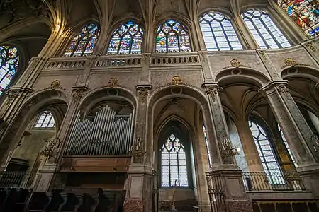 Upper windows, arcades and the organ of the choir