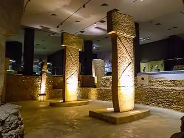Reproduction of the central pillars of Enclosure&nbsp;D in the Şanlıurfa museum: engraved arms are visible on the shaft.