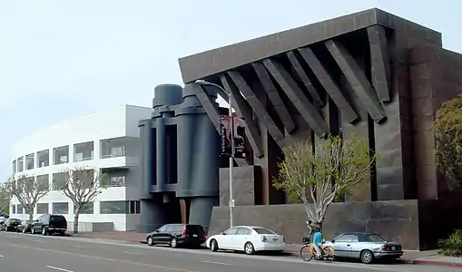 Humour. Binoculars Building in Venice neighbourhood of Los Angeles by Frank Gehry and sculptor Claes Oldenburg (1991–2001)