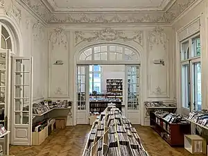 Stuccos with festoons in a house from Bucharest