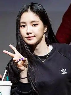 Naeun wearing black shirt and posing V sign in 2019