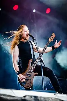 Sevänen performing with Insomnium in 2017