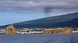 The sentinels of the parish of Madalena, the Ihéu em Pé and the Ilhéu Caido
