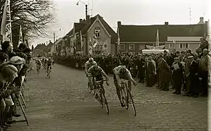 Aankomst Daniël Vanryckeghem - Eric Leman, Dwars door België 1970, Waregem, Marcel Anckaert (collectie KOERS. Museum van de Wielersport)