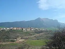 View of Aguilar de Codés with the Sierra de Codés in the background.