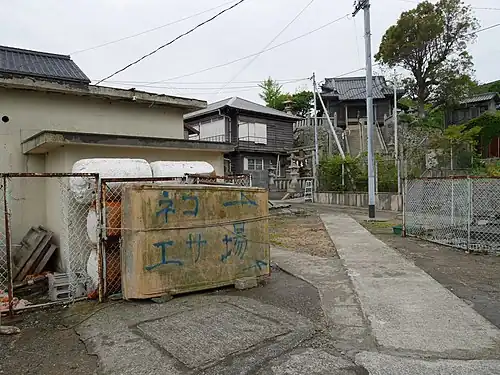 Cat feeding area for foreigners. A few minutes from the port. The back is Aoshima Shrine.