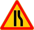 Road narrows on the right(for road works)