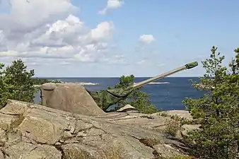 Surviving Bofors 105&nbsp;mm L/54 turret, here shown from the side.