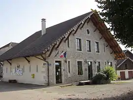 The town hall in Besain