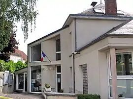 The town hall in Breux-Jouy