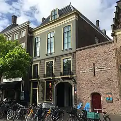 The Gallery is on the 2nd floor of the building in the center. On the right is the entrance to both gallery and the adjacent Museum Gevangenpoort