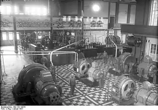 Alternator radio transmitters.  The two in center were the 100&nbsp;kW units from 1913. The two on the sides were the 400&nbsp;kW units installed 1916.  At rear are the frequency doubler transformers and tank circuits