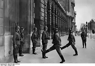 German soldiers goose stepping at changing of the guard at the Hôtel Crillon on the Place de la Concorde, October 1940 (Bundesarchiv)