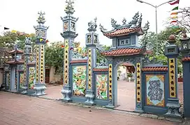 Tam quan at communal temple in Cổ Lãm village, Bình Định commune, Lương Tài district, Bắc Ninh province