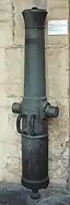 Rifled muzzle-loading gun "Canon de campagne de 4 rayé modèle 1858, L' Aubry". Caliber: 86&nbsp;mm. Length: 1.43 m. Weight: 327&nbsp;kg. Ammunition: 3.7&nbsp;kg shell. Bronze, cast in Toulouse in 1859, re-tubed with steel.