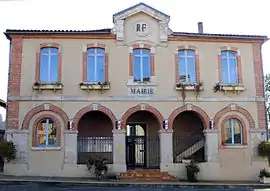 The town hall in Castelnau-d'Auzan