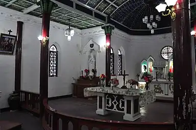 Altar of the Mosimien Catholic Church&nbsp;[fr] (Diocese of Kangding)