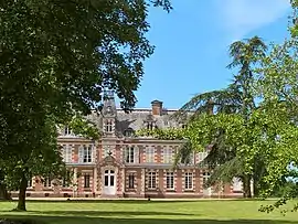 The chateau in Loueuse