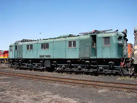 No. E201, showing the "left" side with three side windows and two narrow grilles on the lower body side, Bloemfontein, 18 September 2015