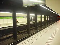 Another view of the platforms with a train toward Zona Universitària