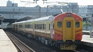EMU100 chartered train at Qidu station