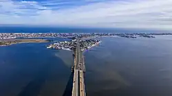 Toms River features a highly extensive network of shorelines, including Barnegat Bay and Pelican Island (foreground), and the Barnegat Peninsula and Atlantic Ocean (background).