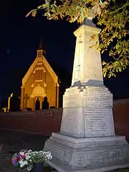 The church and war memorial in Erquinghem-le-Sec