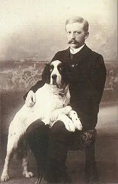 Schauman with his hunting dog Lucas, who was a gift from the family of agrarian official Georg Borgström; this photograph is one of the last ones taken of Schauman.