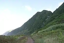 The seemingly abandoned stretch of the fajã and access