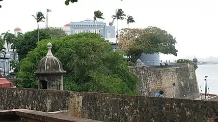 Fort and building in Isleta de San Juan