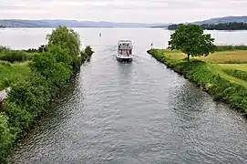 The LS Stäfa, a local restaurant barge, transiting the canal.