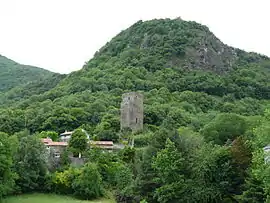 The tower of the castle of the Counts of Comminges dominates the village of Fronsac