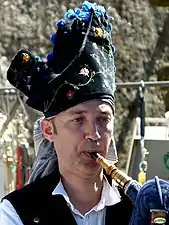 A bagpiper with monteira (hut)