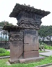 A stone-carved pillar-gate, or que (闕), 6 m (20 ft) in total height, located at the tomb of Gao Yi in Ya'an. (Eastern Han dynasty.)