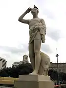 Pastor de la flauta (1928), de Pablo Gargallo, plaza de Cataluña.