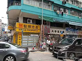 Cantilevered terrace on the ground of a block.