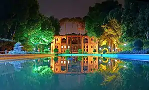 Hasht Behesht at night.
