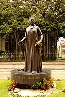 Statue of Queen Liliʻuokalani on the opposite side of the building