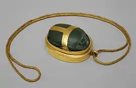 Heart scarab of Hatnefer; 1492–1473&nbsp;BC; serpentine (the scarab) and gold; 5.3 × 2.8&nbsp;cm; chain: 77.5&nbsp;cm; Metropolitan Museum of Art