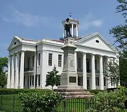 Hinds County courthouse and Confederate Monument in Raymond