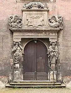 Door of hôtel de Bagis.