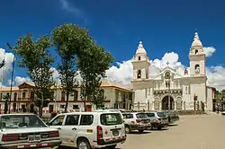 Vista de la esquina del Jr. Grau y Junin hacia la iglesia de la plaza mayor de Jauja
