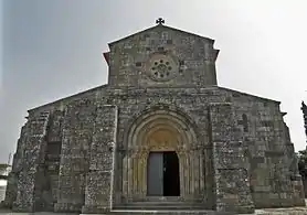 The Monastery of Rates, built by the monks of Cluny, it has a strong and austere facade with heavy buttresses.
