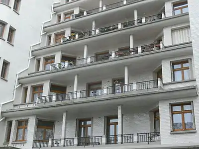 apartment building and public swimming pool at 13 rue des des amiraux, 18th arrondissement, Paris (1922-1927)