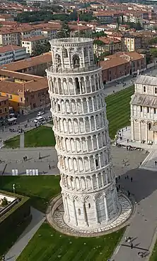 The Leaning Tower of Pisa, campanile of the Duomo di Pisa, Italy.