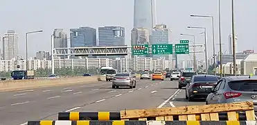 Right-hand traffic on Jamsil Bridge in Seoul, South Korea