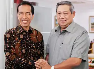 Joko Widodo shaking hands with Susilo Bambang Yudhoyono