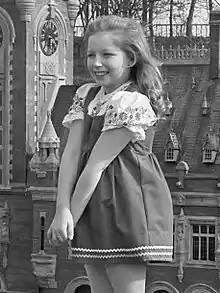 Lena Zavaroni at the age of 10 in 1974, standing in front of a miniature of the Peace Palace in Madurodam.