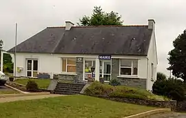 The town hall and post office in Lennon