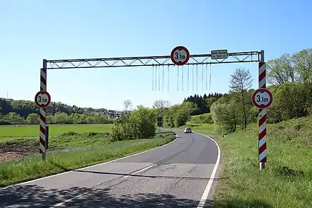 Calibration bridge, used to indicate the maximum height of vehicles on a highway.